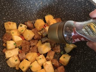 15、鸡排馒头丁,撒上黑胡椒碎