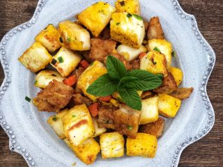 16、鸡排馒头丁,盛盘，放上一枝薄荷????