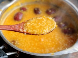 11、南瓜红枣小米粥（养生）,，大约煮30分钟左右，煮到这样粘稠的状态口感最好了；