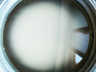 1、皮蛋瘦肉海鲜粥,把大米洗好，放入适量的清水，泡半小时，然后重新换清水开始煮粥