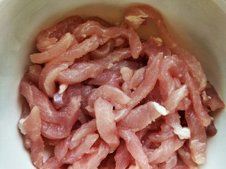 2、皮蛋瘦肉海鲜粥,开始准备，食材，肉切丝备用