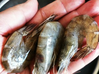 3、皮蛋瘦肉海鲜粥,虾洗好，煮熟