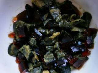 4、皮蛋瘦肉海鲜粥,皮蛋切小丁