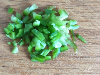 5、皮蛋瘦肉海鲜粥,小葱切小丁，我用的是甜椒