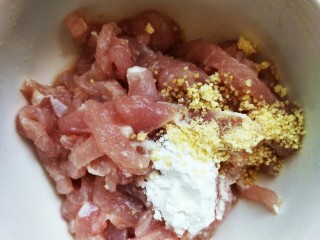 6、皮蛋瘦肉海鲜粥,把肉里放入鸡精，料酒，盐，淀粉拌匀，腌制10分钟入味