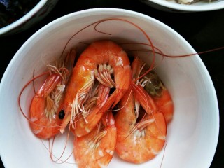 7、皮蛋瘦肉海鲜粥,把虾煮好，去壳