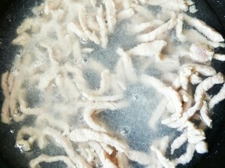 8、皮蛋瘦肉海鲜粥,把水烧开 把肉放里，用勺或者筷子把肉划散，煮到变白即可，捞出，备用