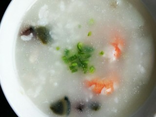9、皮蛋瘦肉海鲜粥,粥煮好后把肉丝，皮蛋，大虾，依次放入，再接着煮2-3分钟就好了