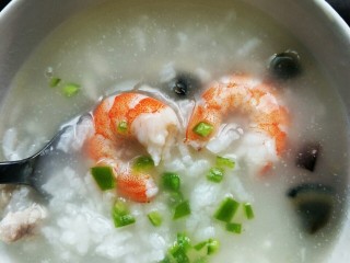 10、皮蛋瘦肉海鲜粥,上面撒上一点小葱，开吃吧，味道鲜美