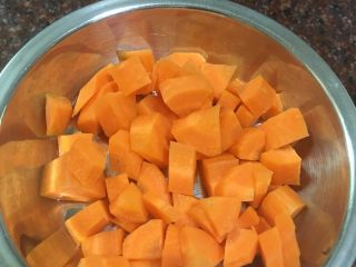1、南瓜小米粥,将洗干净的南瓜去皮切丁