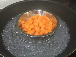 2、南瓜小米粥,烧开水，把南瓜隔水蒸，调中火，蒸20分钟后关火。