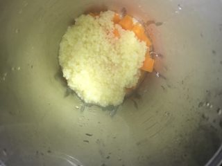 4、南瓜小米粥,将小米粥和南瓜丁一起放入搅拌机