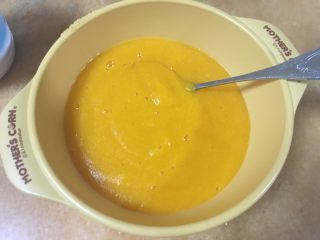 5、南瓜小米粥,搅拌成糊状即可，非常可口，很适合刚开始吃辅食的宝宝。