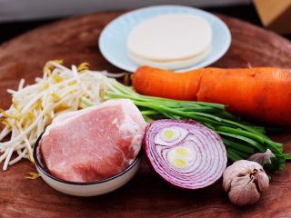 1、三丝春卷~饺子皮版,首先备齐所有的食材,绿豆芽和韭菜摘洗干净。