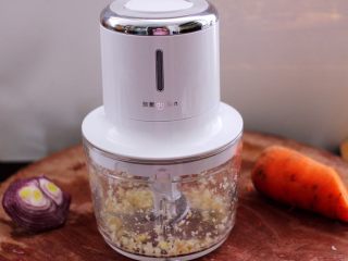 7、三丝春卷~饺子皮版,把大蒜去皮后,用东菱无线绞肉机绞碎取出。