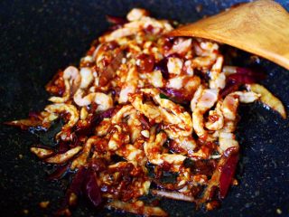 11、三丝春卷~饺子皮版,大火继续翻炒片刻,看见猪肉变色的时候。