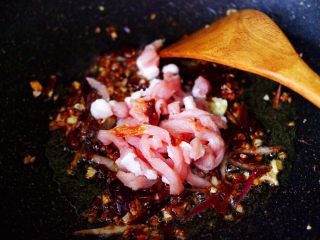 10、三丝春卷~饺子皮版,这个时候加入猪肉条。