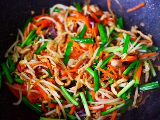 15、三丝春卷~饺子皮版,大火翻炒均匀即可关火。