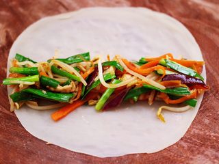 16、三丝春卷~饺子皮版,把炒好的三丝,铺到蒸熟的春卷皮上。