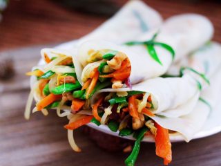 18、三丝春卷~饺子皮版,依次做完所有的春卷,就可以享用了。