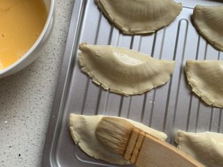 7、香蕉酥,刷一层薄薄的蛋液