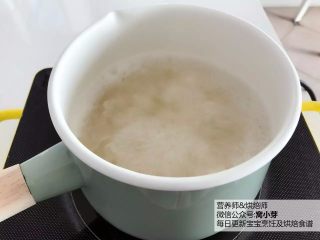 1、宝宝辅食：健康小甜品，咕噜咕噜，热乎乎喝一碗，超级满足！18M+,将银耳放入汤锅，加入清水，用大火煮开，然后转中火炖煮30分钟。