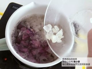 2、宝宝辅食：健康小甜品，咕噜咕噜，热乎乎喝一碗，超级满足！18M+,依次加入紫薯块、葡萄干和冰糖。