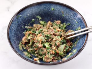 10、小白菜磷虾大馅馄饨,把所有的食材调料混合拌匀即可。