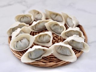 14、小白菜磷虾大馅馄饨,依次包好所有的馄饨。