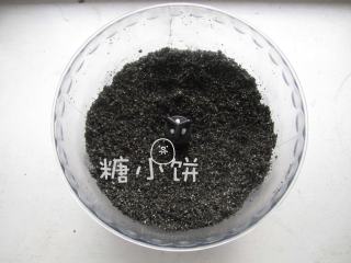 1、黑芝麻蝴蝶馒头,黑芝麻炒熟后用料理机打成粉。如果没有料理机也可以用擀面杖磨。（炒黑芝麻的时候不用放油，闻到香味并且感觉颜色有一点点变灰就可以出锅了）