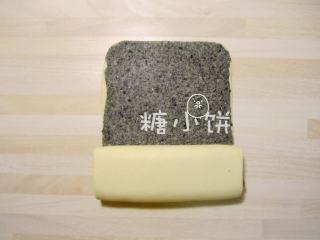 4、黑芝麻蝴蝶馒头,黑色面片朝上。从下往上折起。（这里需要做出长而扁的形状，所以最好不要用卷而是用折叠的方式）