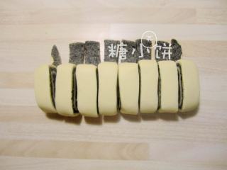 6、黑芝麻蝴蝶馒头,卷好的面团切分成8份。
