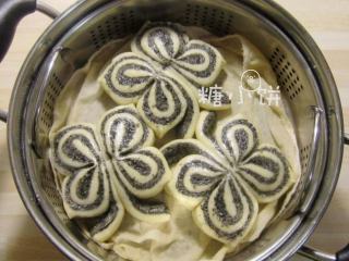 11、黑芝麻蝴蝶馒头,凉水上锅，水开后蒸18分钟。关火焖10分钟即可。