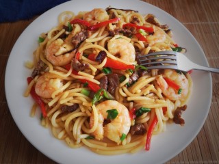 1、牛肉虾仁炒米线,成品图
