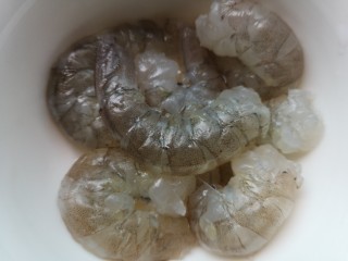 2、牛肉虾仁炒米线,虾去壳去虾线后洗净