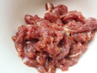 3、牛肉虾仁炒米线,牛肉切细条加入料酒、盐、生抽和淀粉用手抓均并腌制片刻
