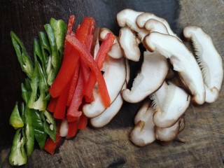 4、牛肉虾仁炒米线,香菇切片，青红椒切细条