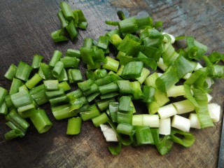 5、牛肉虾仁炒米线,葱切小段