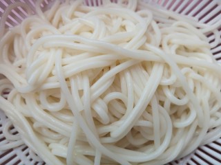 6、牛肉虾仁炒米线,准备好米线
