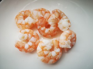 7、牛肉虾仁炒米线,虾仁先用水焯2分钟后捞出备用