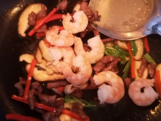 11、牛肉虾仁炒米线,加入虾仁