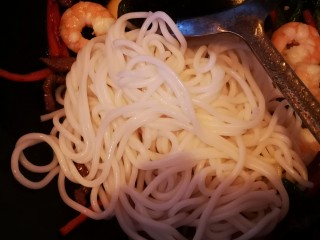 12、牛肉虾仁炒米线,加入米线翻炒，加入生抽和盐调味