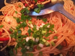 13、牛肉虾仁炒米线,待米线炒熟后放入葱段翻炒均匀