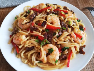 14、牛肉虾仁炒米线,盛出装盘