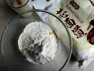 1、漩涡馒头卷,糖和酵母溶于温水里，面粉、奶粉、油倒入和面盆里