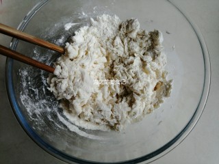 2、漩涡馒头卷,用筷子拌成絮状