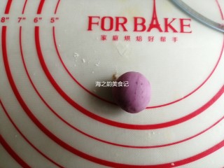 4、漩涡馒头卷,取出8克左右的白面团，加入少量紫薯粉，使劲揉一会儿，把紫薯粉揉入面团里，成为紫色面团，盖上保鲜膜备用