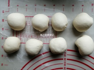 5、漩涡馒头卷,把白面团分成8个小面团，每个大概是40克，揉圆