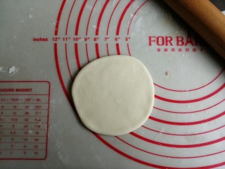 6、漩涡馒头卷,把小面团擀成直径差不多是10厘米的圆形面皮，用切面刀把它切成8等份