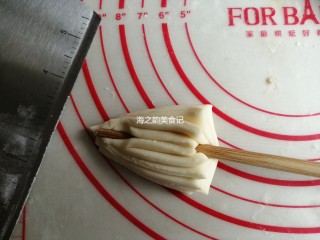 9、漩涡馒头卷,用筷子在中间使劲压一下，但不要压断面皮